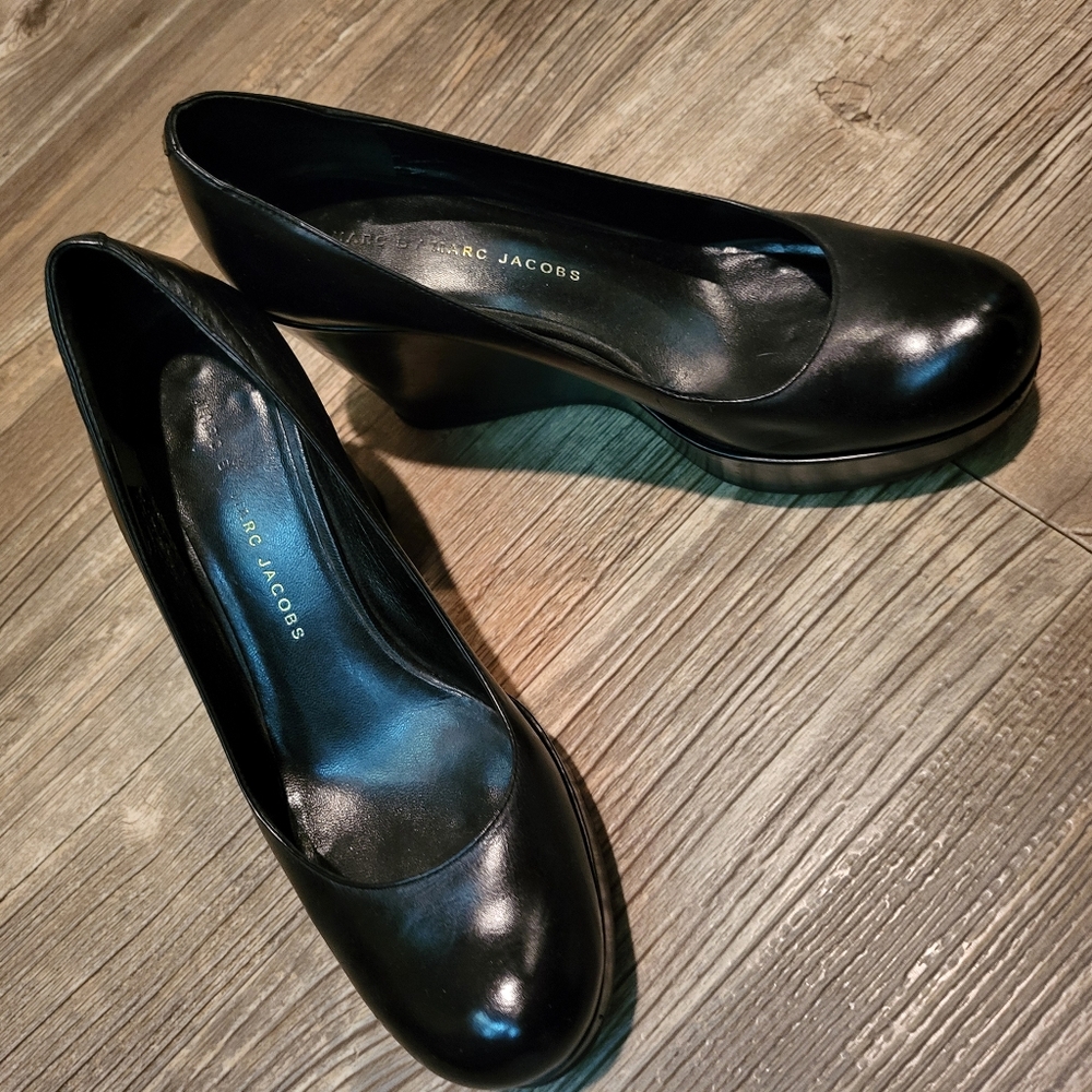 MARC JACOBS | Black Leather Wedges